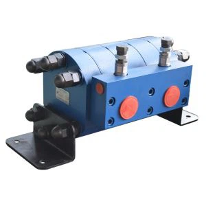How does the backlash in gears affect a gear flow divider?
